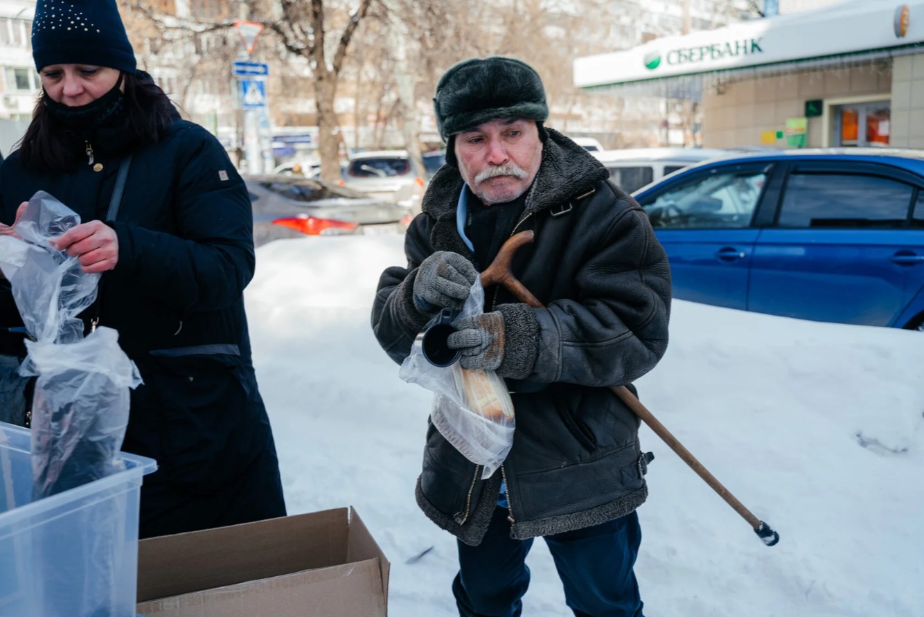 Кому помогаем